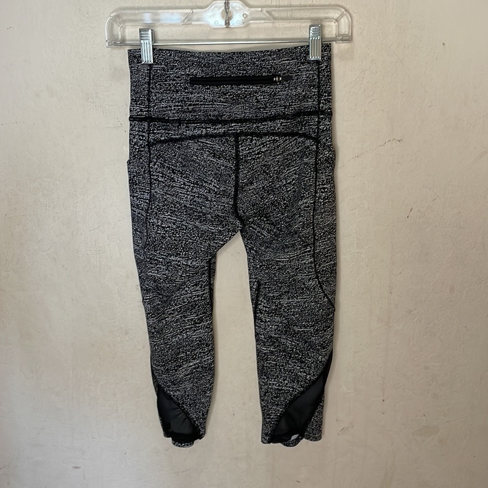 Lululemon Pace Perfect Crop (17") Air Time White Black/Black Size 4 - Picture 2 of 8